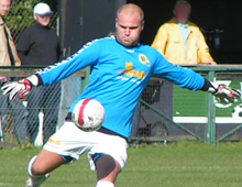 Christian Schäffer sparker ud i Brønshøjs hjemmekamp mod Brøndby II (foto: T. Brygger)