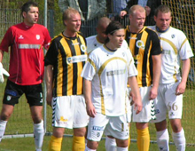 Rasmus Pedersen og Patrick Tronborg fra Brønshøj Boldklub afventer hjørnespark i kampen mod Fremad Amager 26. april 2008 (foto: T. Brygger)