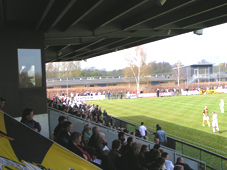 Tilskuere på Tingbjerg Idrætsanlægs hovedtribune under kampen Brønshøj - Fremad Amager 26. april 2008 (foto: T. Brygger)