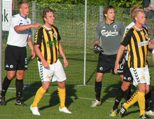 Peter Larsen og Rasmus Pedersen, Brønshøj, gør klar til hjørnespark i hjemmekampen mod København 5/6 2008 (foto: T. Brygger)