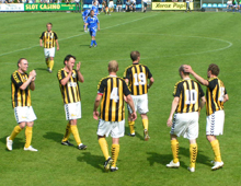 Brønshøjs spillere jubler efter Anders Steffensens scoring til 2-0 mod Stenløse (foto: T. Brygger)