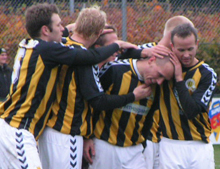 Brønshøjs Mads Hedegaard, Rasmus Pedersen, Michael Barfoed mfl. aer Anders Steffensen på hovedet efter hans scoring i hjemmekampen mod Vanløse 1. november 2008 (foto: T. Brygger)