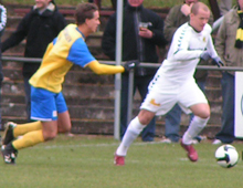 Mads Westh rykker uimodståeligt i Brønshøjs udekamp mod Ølstykke 5. april 2009. Westh scorede Brønshøjs mål i 1-2-nederlaget. (foto: T. Brygger)