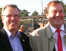 Finn Ryberg, Brønshøj, og Lynge Jacobsen, AaB, til pokalkamp i Tingbjerg Idrætspark 26. spetember 2008 (foto: T. Brygger)