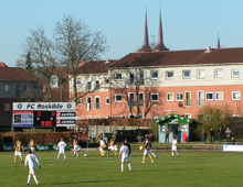 Fodbold med domkirkens spir i baggunden (foto: T. Brygger)