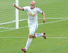 Patrick Tronborg, i Brønshøjs hvide udebanedragt, jubler over sin scoring til 5-0 i udekampen mod Skovlunde 11. oktober 2008  (foto: S. Lillie)