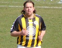 Anders Jochumsen løber på banen i sin debutkamp for Brønshøj 9. april 2009 (foto: T. Brygger)