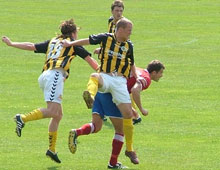 Brønshøjs Peter Larsen, Mads Hedegaard og Mads Westh i flyvende duel med en Vestsjællandspiller (foto: S. Lillie)