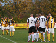 Spillere forsamlet i straffesparksfeltet afventer et frispark (foto: T. Brygger)