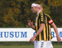 Brønshøjs Mads Hedegaard måtte have bandage omkring hovedet efter sammenstød med en Greve-spiller (foto: T. Brygger)