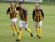 Danni König, Mikkel Jensen (tv) og Nicklas Granzow (th) fra Brønshøj Boldklub jubler over førstnævntes vindermål i hjemmekampen mod Hjørring 21. august 2010 (foto: F. L. Jensen)