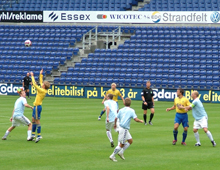 Der kæmpes på det næsten mennesketomme Brøndby stadion (foto: S. Lillie)