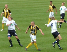 Brønshøjs og B 93s spillere danser om bolden (foto: S. Lillie)