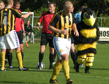 Brønshøjs Patrick Tronborg og Hvepsen Verner løber determinerede på banen (foto: T. Brygger)