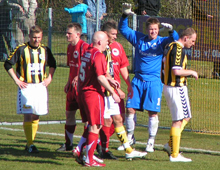 Hjørnespark til Brønshøj. Lolland FAs målmand holder hænderne i en gemytdæmpende attitude. Foto: T. Brygger.