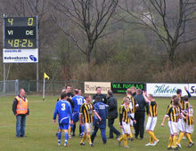 Resultattavlen siger 4-0 til Brønshøj, Stenløsespillere vil snakke borgerlige ord med dommeren  (foto: T. Brygger)