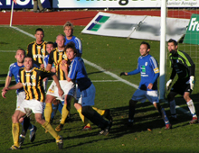 Brønshøjs Mads Hedegaard, Patrick Tronborg og Danni König truer Fremad Amager-målet (foto: T. Brygger)