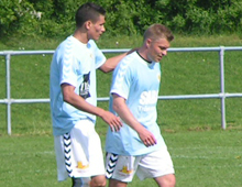Brønshøj Boldklubs Danni König klapper angrebskollega Thomas Maale på skulderen (foto: T. Brygger)