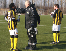 Fra træningskampen Hvidovre-Brønshøj 26. februar 2011: Brønshøjs assistenttræner Anders Sonne instruerer Adeshina Lawal mens midtbanedynamoen Michael Jørgensen får sig en tår vand (foto: T. Brygger)