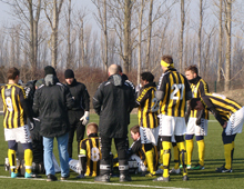 Fra træningskampen Hvidovre-Brønshøj 26. februar 2011: Trænerne instruerer Brønshøj-truppen i pausen (foto: T. Brygger)