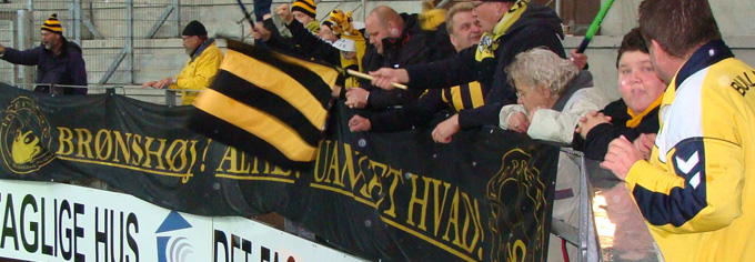 Brønshøjtilhængere fra Hvepsene Support har en god tid i Esbjerg. I udekampen 9. oktober 2011 sikrede Brønshøj sig, trods to mand i undertal, 0-0, og dermed et point. Foto: Thomas Brygger.