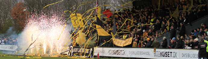 Tifo og pyroteknik på Tingbjerg (foto: L. van Rensburg)