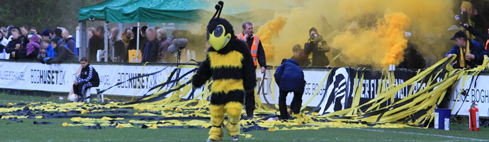 Brønshøj Boldklubs maskot, Hvepsen Verner, sikrer stemningen i Tingbjerg Idrætspark (foto: L. van Rensburg)