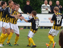 Brønshøjs Danni König, Mads Ibenfeldt, Pierre Kanstrup, Lasse Fosgaard, Jesper Larsen og Nicklas Elver Granzow jubler over Kanstrups mål til 1-0 i hjemmkampen mod AB 29. maj 2011 (foto: T. Brygger)