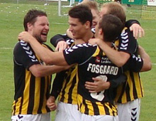 Michael Jørgensen, Danni König, Lasse Fosgaard m. fl. jubler over Königs scoring til 2-0 i Brønshøjs hjemmesejr over AB 29. maj 2011 (foto: T. Brygger)