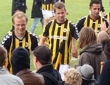 Brønshøjs Nicklas Elver Granzow, Nicklas Svendsen og Mikail Anli hilser hjerteligt på Hvepsenes tilhængere efter 2-0-serjre hjemme over AB 29. maj 2011 (foto: T. Brygger)