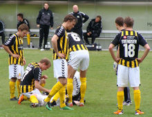 Brønshøjs Michael Jørgensen får behandling i hjemmekampen mod AB 29. maj 2011. Jesper Larsen, Nicklas Elver Granzow, Pierre Kanstrup, Mads Ibenfeldt og Nicklas Svendsen ser til. (foto: T. Brygger)