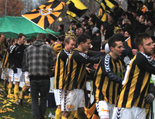Kaotisk jubel blandt Brønshøjs spillere og tilhængere efter hjemmesejren på 1-0 over AGF søndag 21. november 2010 (foto: L. van Rensburg)