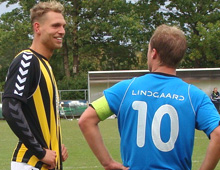 Brønshøjs Mads Ibenfeldt sludrer med modstanderens anfører i Hvepsenes hjemmekamp mod Blokhus 17. september 2011; Ibenfeldt scorede til 2-0 i kampen, der endte 2-1 (foto: T. Brygger)