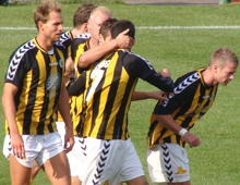 Brønshøjs Mads Ibenfeldt, Danni König, Nicklas Svendsen mfl. lyønsker Lasse Fosgaard med scoringen til 1-1 i hjemmekampen mod Fredericia 2. oktober 2010; Brønshøj vandt 4-2 (foto: T. Brygger)