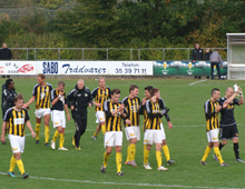 Stor tilfredheds bland Hvepenes spillere efter Brønshøjs 4-2 sejr over Fredericia på Tingbjerg 2. oktober 2010; her er spillerne på vej over banen for at takke Brønshøjtilhængerne for støtten (foto: T. Brygger)