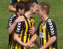 Brønshøjs Mikkel Jensen (i midten) har netop scoret til 1-0 i hjemmekampen mod Hvidovre 21. april 2011, og lykønskes af bla. Michael Edvold Sørensen (t.h.) (foto: T. Brygger)