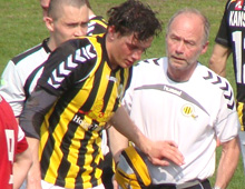 Brønshøjs Rasmus Minor Petersen hjælpes fra banen med hjernerystelse efter at være blevet ramt i hovedet af Poul Hübertz' støvle i Brønshøjs hjemmekamp mod Hvidovre 21. april 2011 (foto: T. Brygger)