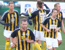 Brønshøj Boldklubs Mads Ibenfeldt , Nicklas Svendsen, Danni König (skjult), Peter Larsen (med anførebindet), Jacob Josephsen og Stefan Schmidt i jubel efter Danni Königs scoring til 1-0 i 3-0-sejren hjemme over Hobro 13. november 2010 (foto: T. Brygger)