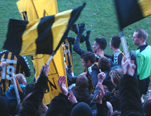 Kaotisk jubel blandt Brønshøjs tilhængere og spillere efter Danni Königs scoring til 3-0 i Hvepsenes hjemmesejr over Hobro 13. november 2010 (foto: T. Brygger)