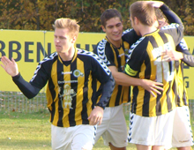 Christian Gyldenøhr, Lasse Fosgaard og anfører Peter Larsen lykønsker Danni König med scoringen til 1-0 i kampen mellem Brønshøj Boldklub og Kolding 30. oktober 2010 (foto: T. Brygger)