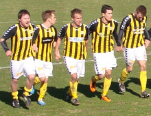 Brønshøjs Michael Jørgensen, Christian Gyldenøhr, Michael Edvold Sørensen, Danni König og Peter Ørbæk Larsen takker Tingbjergs trofaste tilhængere efter 3-2-sejren hjemme over Vejle 9. april 2011 (foto: T. Brygger)