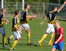 Brønshøjs Stefan Schmidt, Pierre Kanstrup og Mads Ibenfeldt (tv.) jubler sammen med Danni König (th) over sidstnævntes scoring til 2-0 i hjemmekampen mod Vestsjælland 30. april 2011 (foto: T. Brygger)