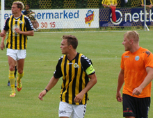 Mads Ibenfeldt (til venstre) og Pierre Kanstrup (med anførerbindet) i Brønshøjs hjemmekamp mod Viborg 28. juli 2012. Foto: T. Brygger)