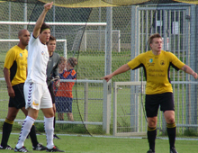 Rasmus Minor Petersen, Brønshøj Boldklub, (i hvidt) rækker armen i vejret i Brønshøjs 4-1- pokalsejr over Birkerød 24. august 2010 (foto: T. Brygger)