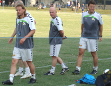 Brønshøj Boldklubs træner Bo Henriksen (forrest) under en træningskamp mod Hvidovre 21. juli 2010 (foto: T. Brygger)