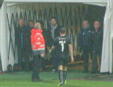 Målmand Kim Drejs, Brønshøj Boldklub, forlader banen efter udvisning i kampen Esbjerg-Brønshøj 9. oktober 2011 (foto: T. Brygger)