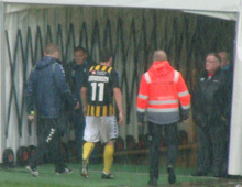 Michael Jørgensen, Brønshøj Boldklub, forlader banen efter udvisning i kampen Esbjerg-Brønshøj 9. oktober 2011 (foto: T. Brygger)