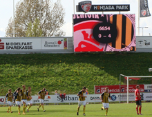 Simon Bræmer har netop scoret til 4-0 i Brønshøjs udesjr over Fredericia 13. maj 2012. Foto: T. Brygger.