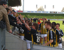 Fra kampen Fredericia-Brønshøj 13. maj 2012: Brønshøjs spillere, heriblandt debutanten og målscoreren Simon Dethlefsen, takker Hvepsenes medrejsende tilskuere for støtten i 5-0-udesejren. Foto: T. Brygger.