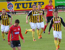 Christian Gyldenøhr (tv), Pierre Kanstrup (med anførebindet), Simon Bræmer og Lasse Fosgaard fejrer Kanstrups mål til 2-0 i Hvepsenes udesejr på 5-0 over Fredericia 13. maj 2012. Foto: T. Brygger.
